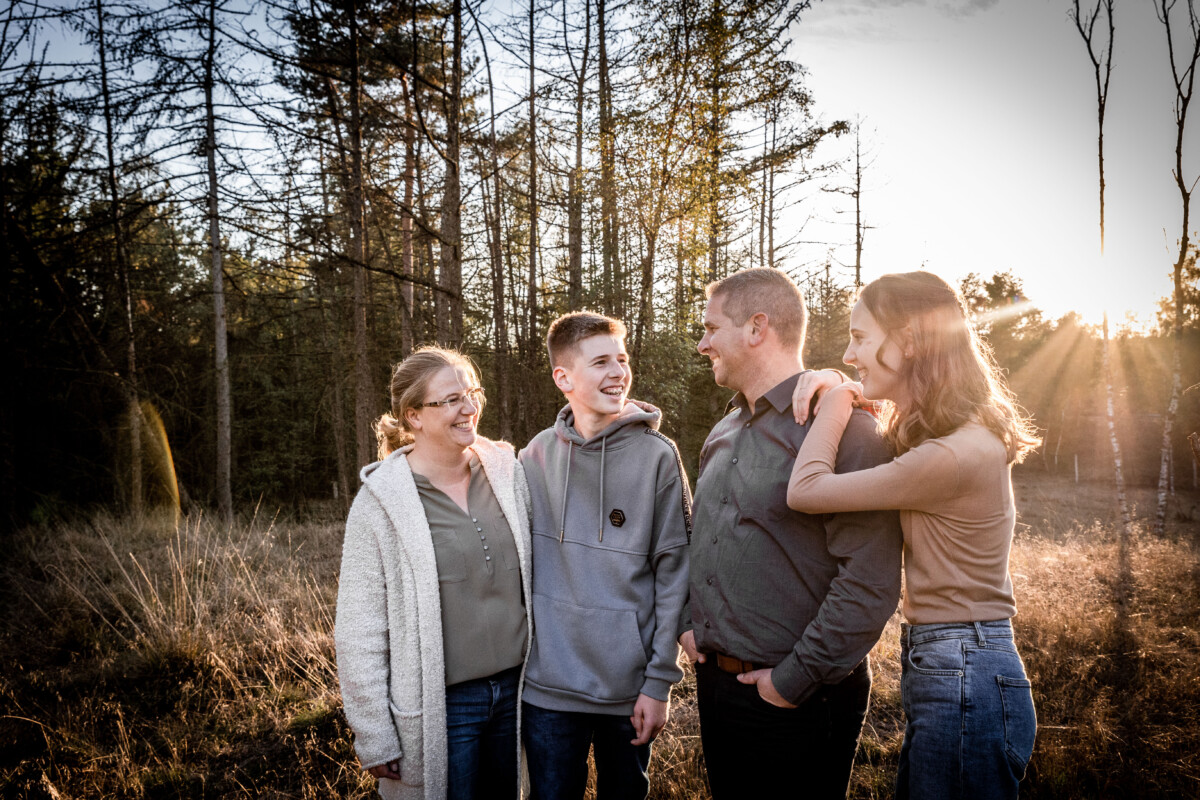 Familie – Sonnenuntergang im Wald
