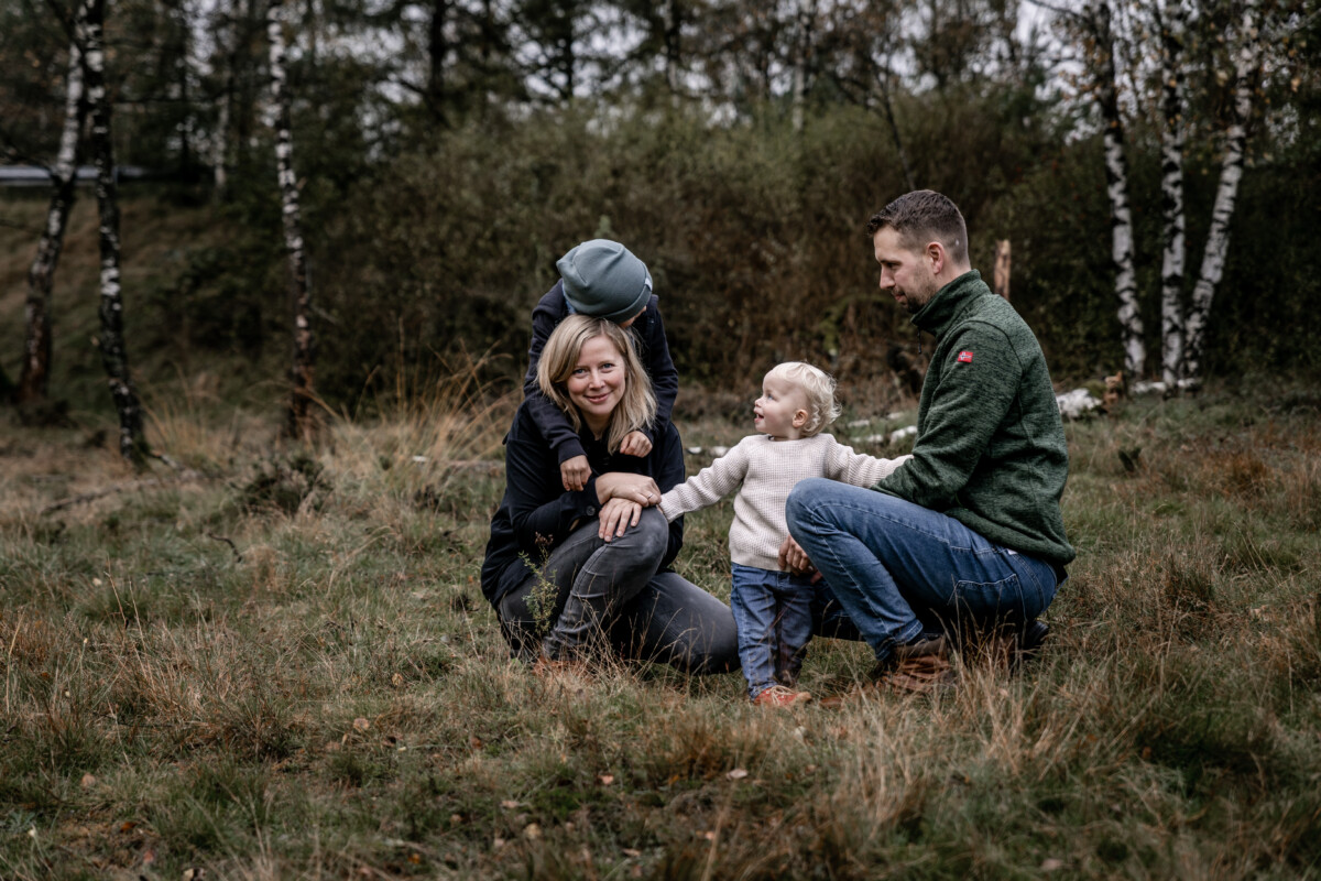 Familie – Regenschauer im Wald