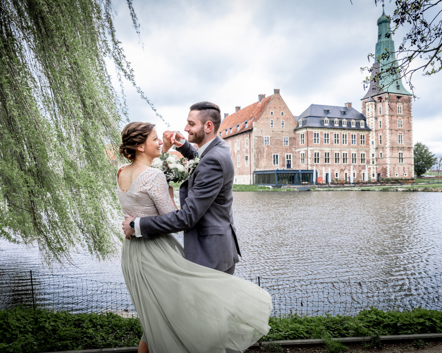 Portrait Hochzeitsshooting am schloss Raesfeld - in Tanzposition