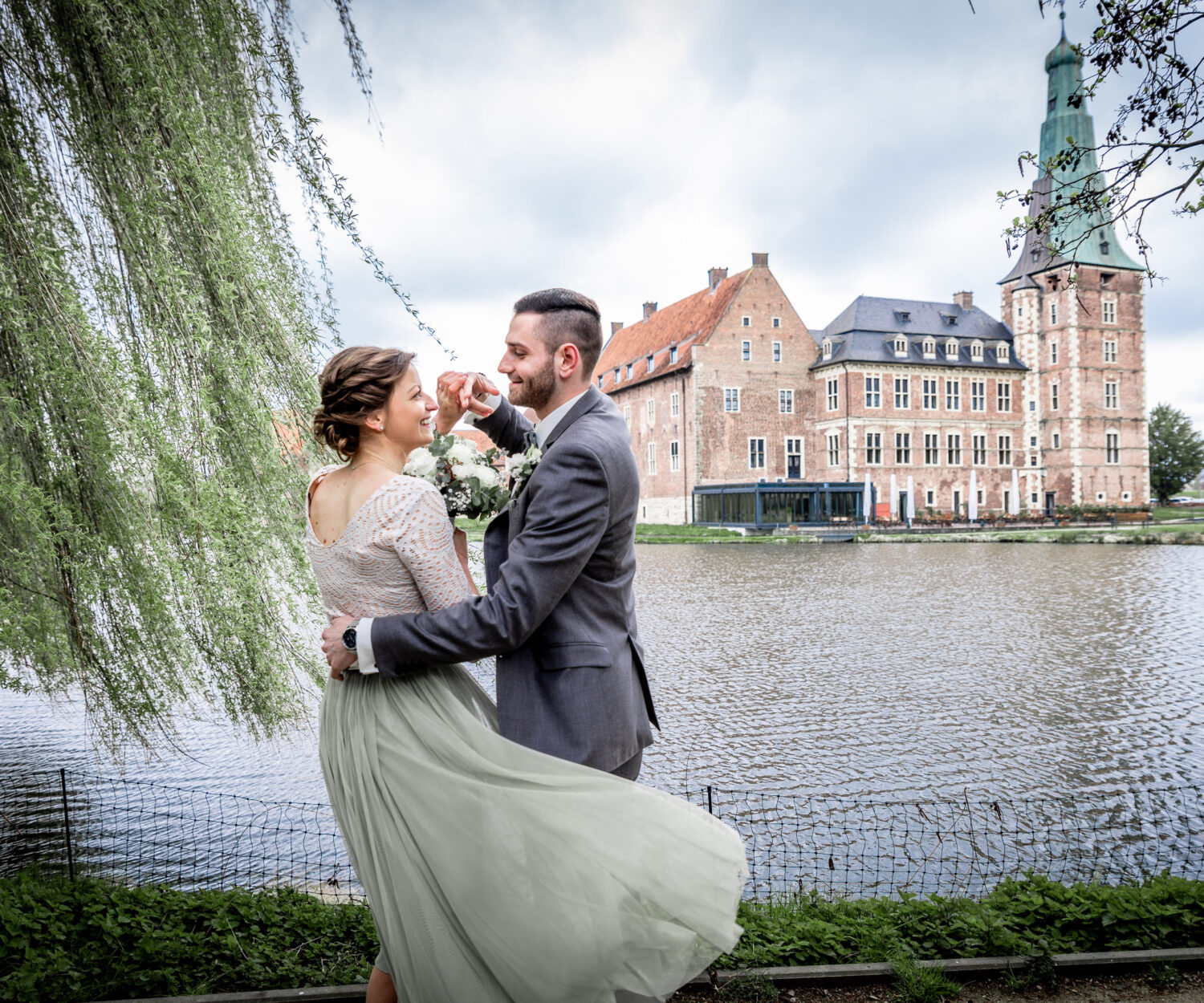 Portrait Hochzeitsshooting am schloss Raesfeld - in Tanzposition